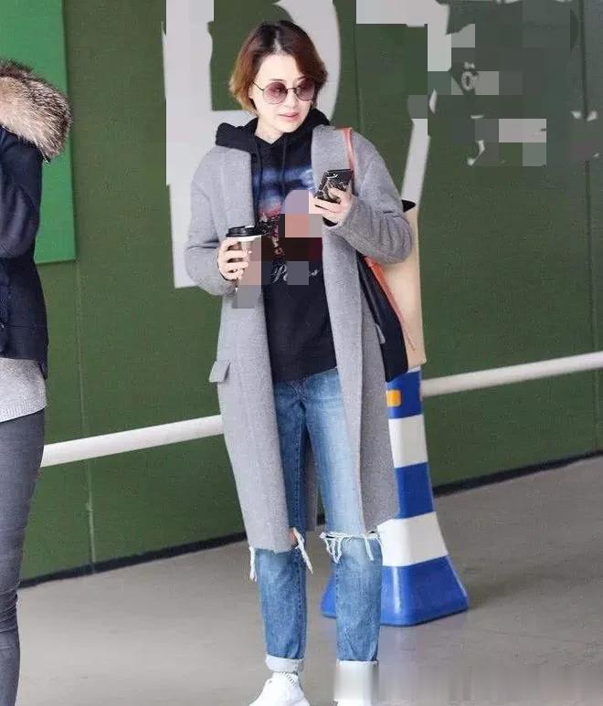 50岁梅婷剪短发大回春！穿灰色大衣+连帽卫衣+牛仔裤，没有大妈味