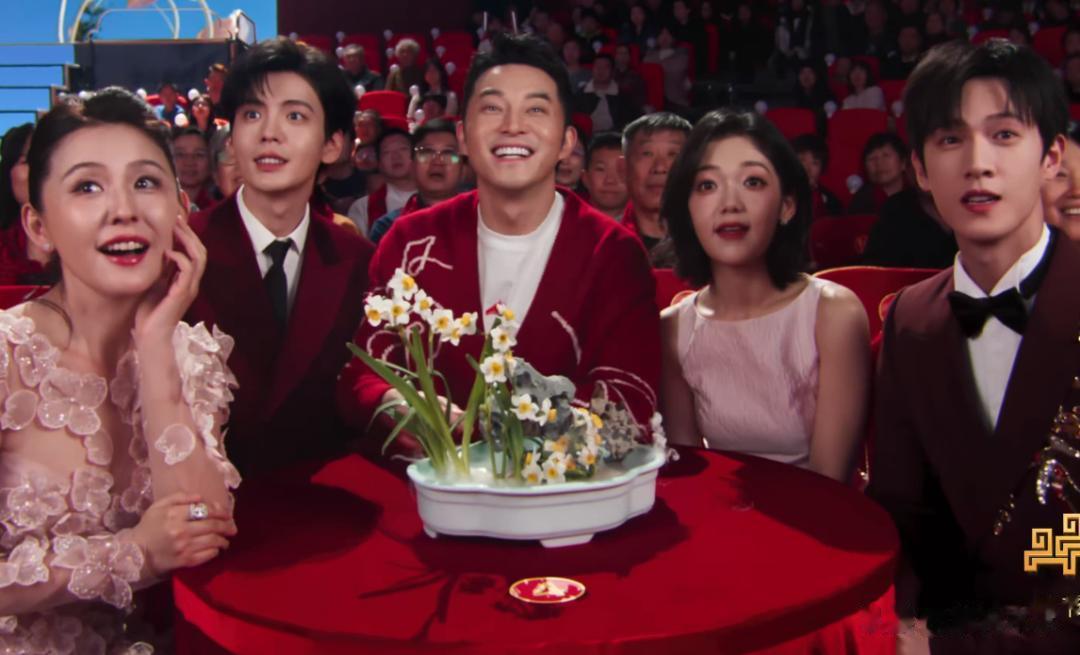 春晚名场面！王一博获好评，易烊千玺垫肩抢镜，热巴让人认不出