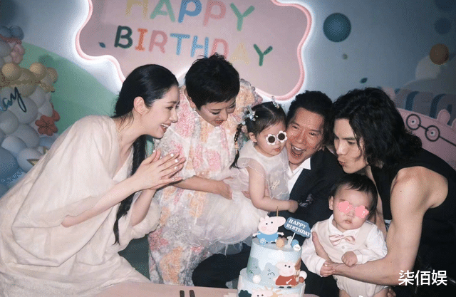 郭碧婷在婆婆送的豪宅里为女儿庆生,客厅布置成游乐场,温馨气派