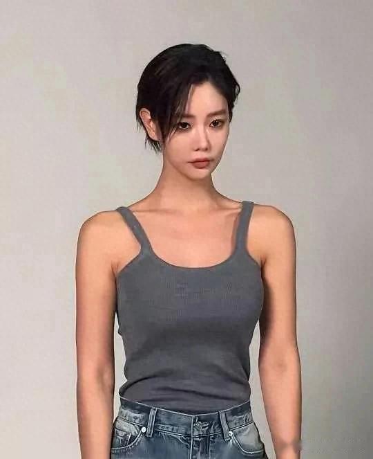 克拉拉怎么胖成这样了，别的明星是笔直的，她是s型的