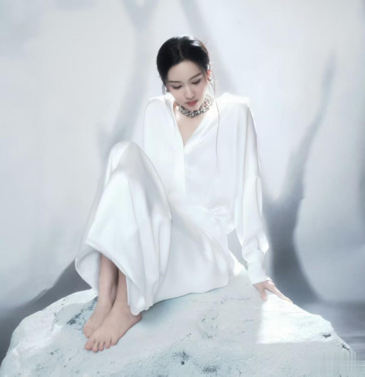 聚焦2025国剧盛典红毯：陈都灵素雅，张雨绮明艳，吴宣仪甜美