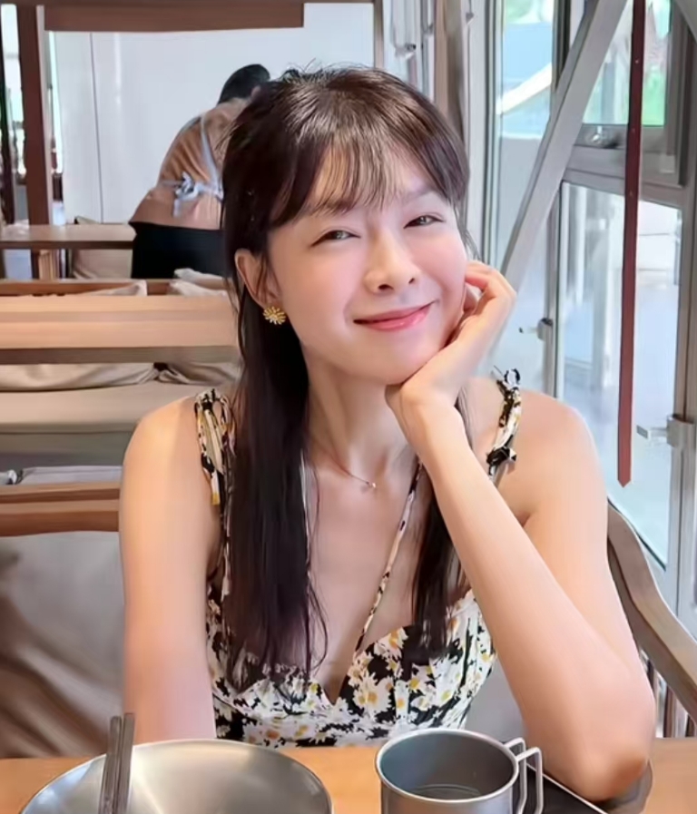 46岁李艾晒健身照,小腹平坦零赘肉,腰细腿长越活越年轻