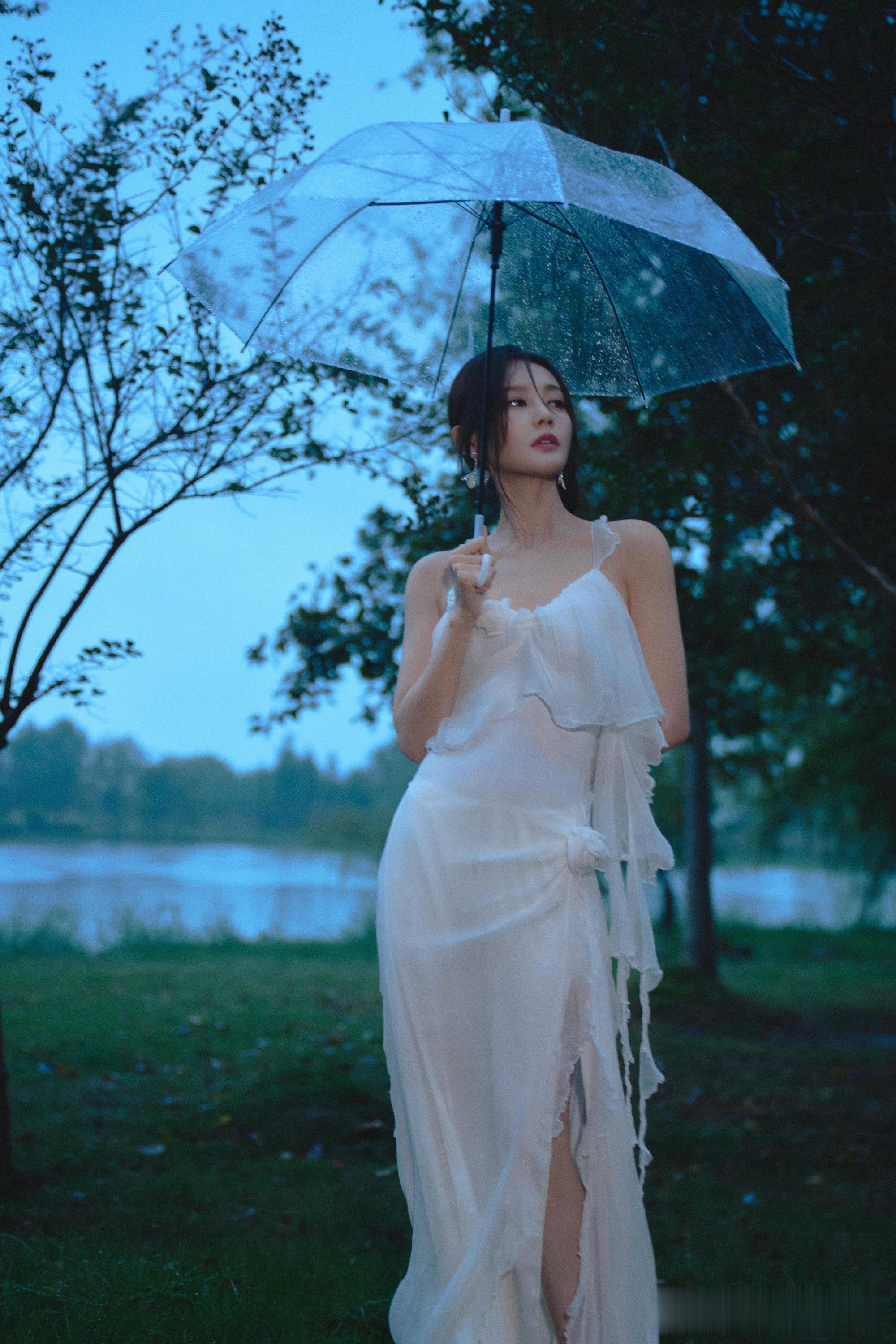李一桐雨中白裙大片:氛围感拉满的雨夜缪斯