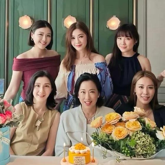 郭晶晶婆婆朱玲玲过生日,和港姐好友同框优雅大气,67岁依然很美