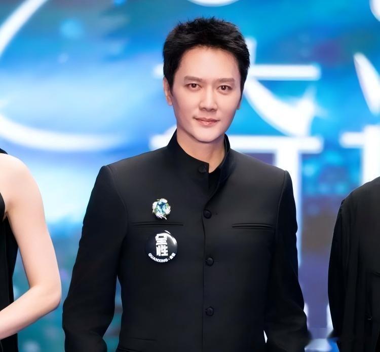 47岁冯绍峰传来两大喜讯!离婚4年,他早成赵丽颖高攀不起的存在