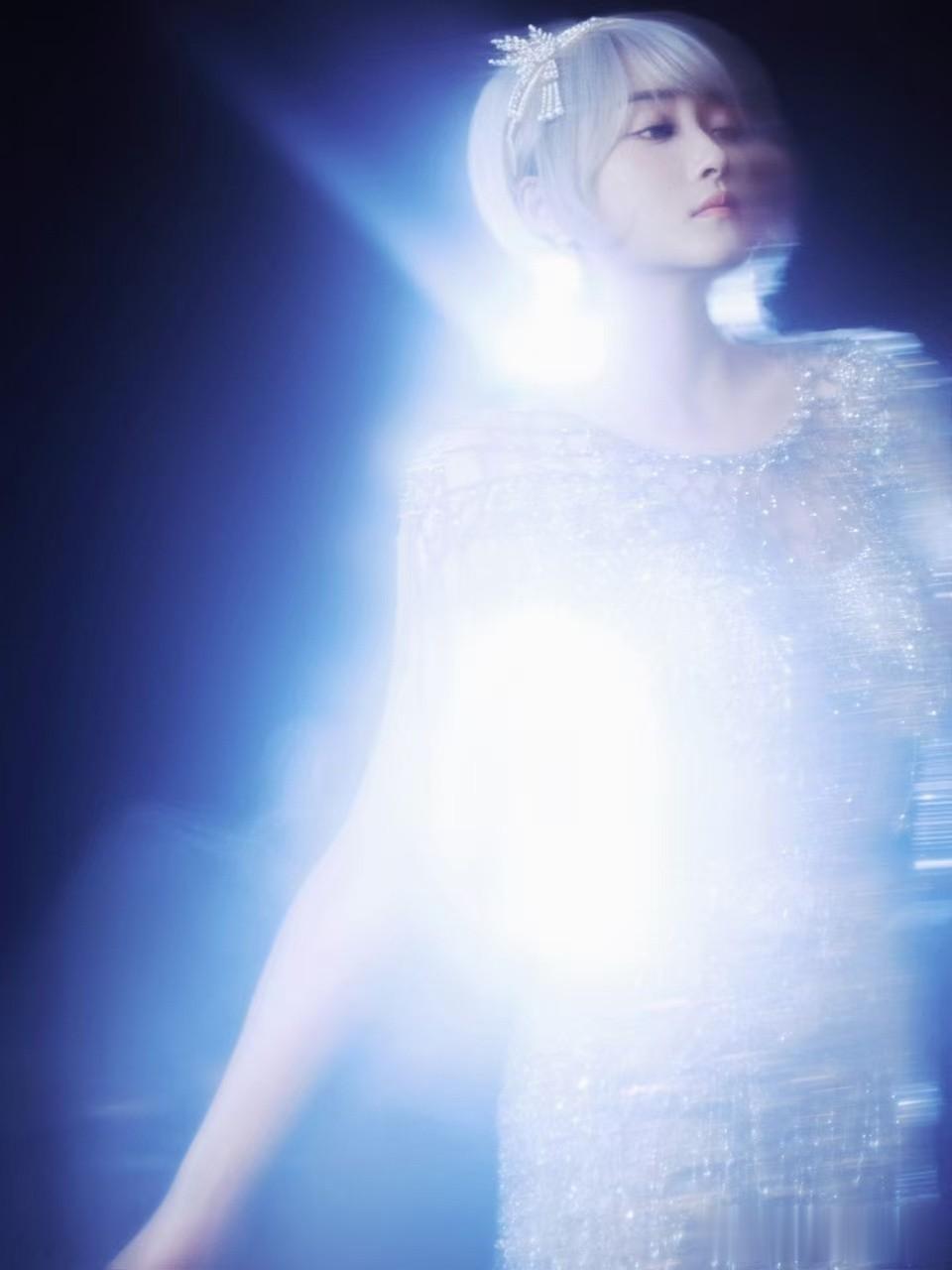 关晓彤银发白纱造型:珍珠钻石交织,梦幻如流光星河