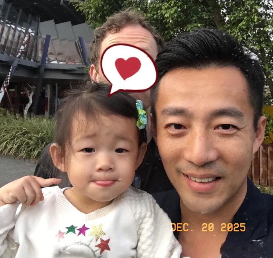 汪小菲凌晨1点更新动态,晒四张照片,最后一张跟大S有关,引热议