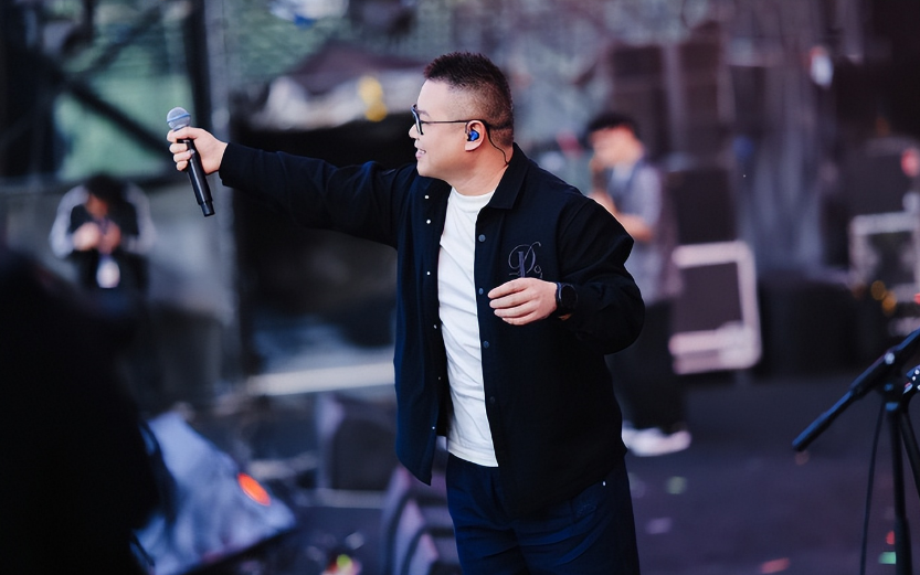 \除了五环还能唱啥？\岳云鹏1580元演唱会引争议，于谦当年这话说对了