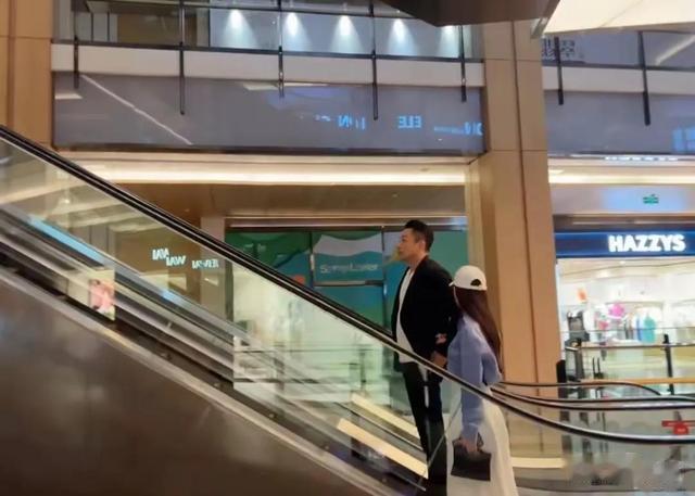 张兰晒出汪小菲豪宅内景！花园鱼池藏父爱，儿女房间惹泪目！