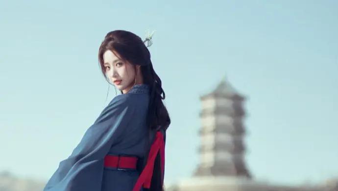 卢昱晓战国袍写真出圈，一袭青衫点燃古风审美新热潮