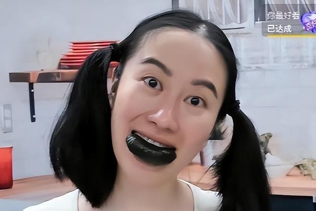 手接漱口水，跪地伺候穿鞋，被骂不敢还口，这些明星哪来的优越感