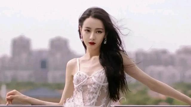 《迪丽热巴:颜值气场交织,编织娱乐圈璀璨星梦》