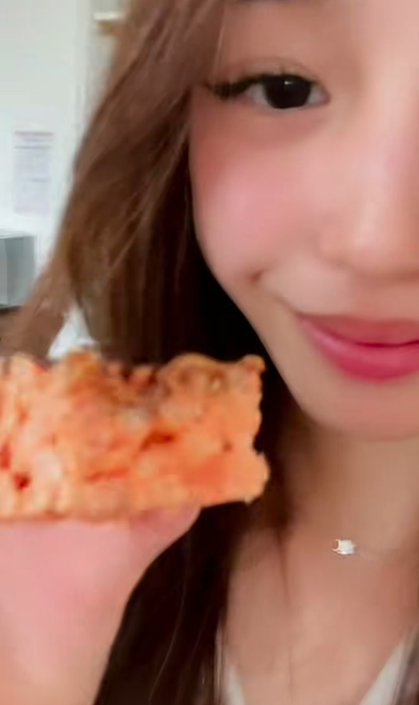 赵薇女儿晒留学日常,15岁黄新上高尔夫课,在宿舍做甜品生活惬意