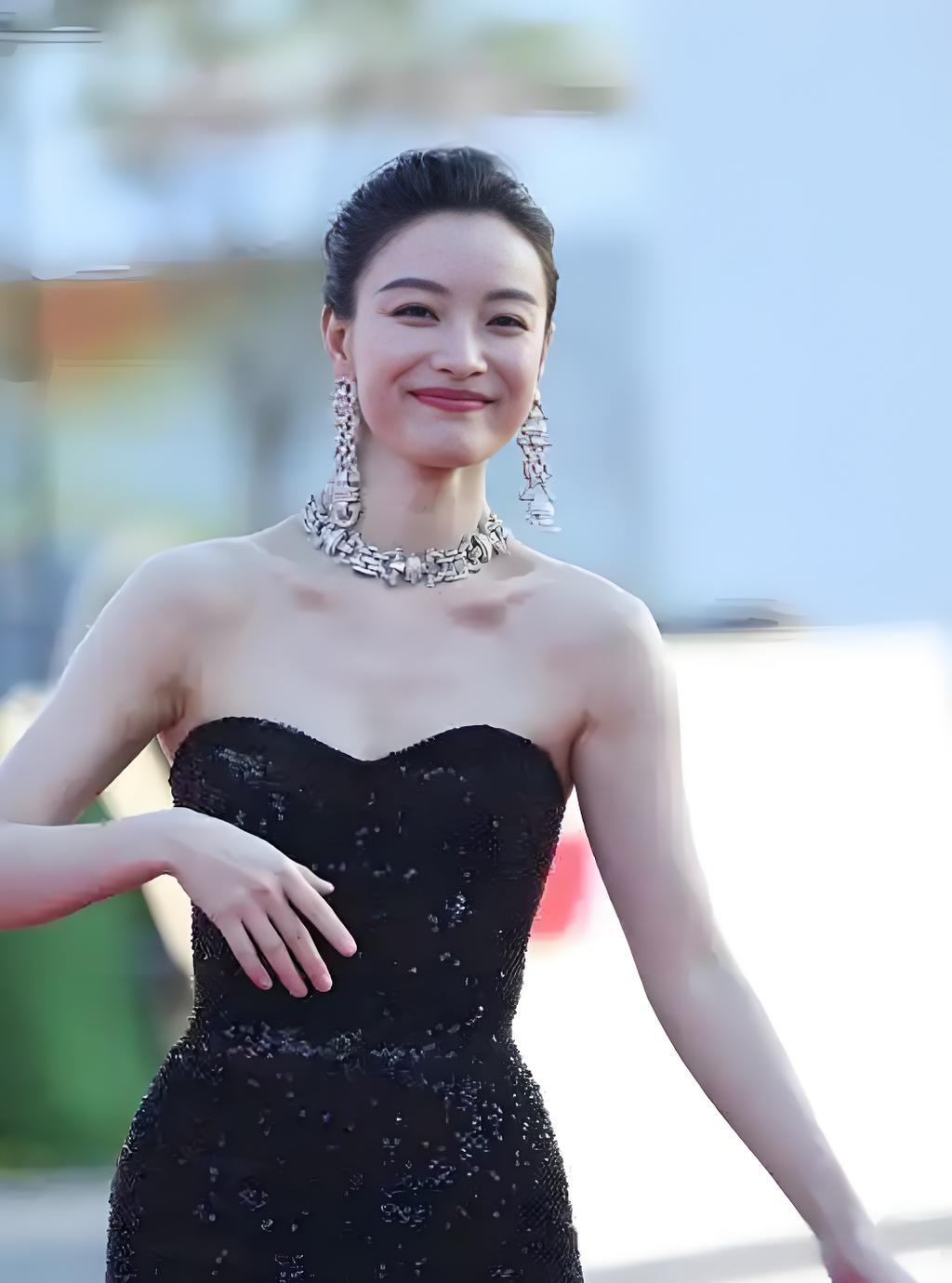 倪妮太豪!在北京家里过圣诞,意外曝光内景,难怪她看不上冯绍峰