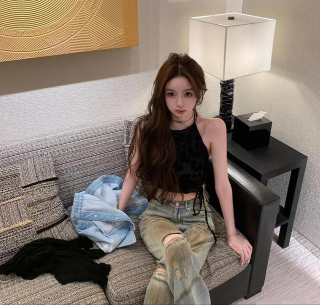 王思聪懒理黄一鸣叫板,带新女伴游玩韩国,主动排队买单很贴心!