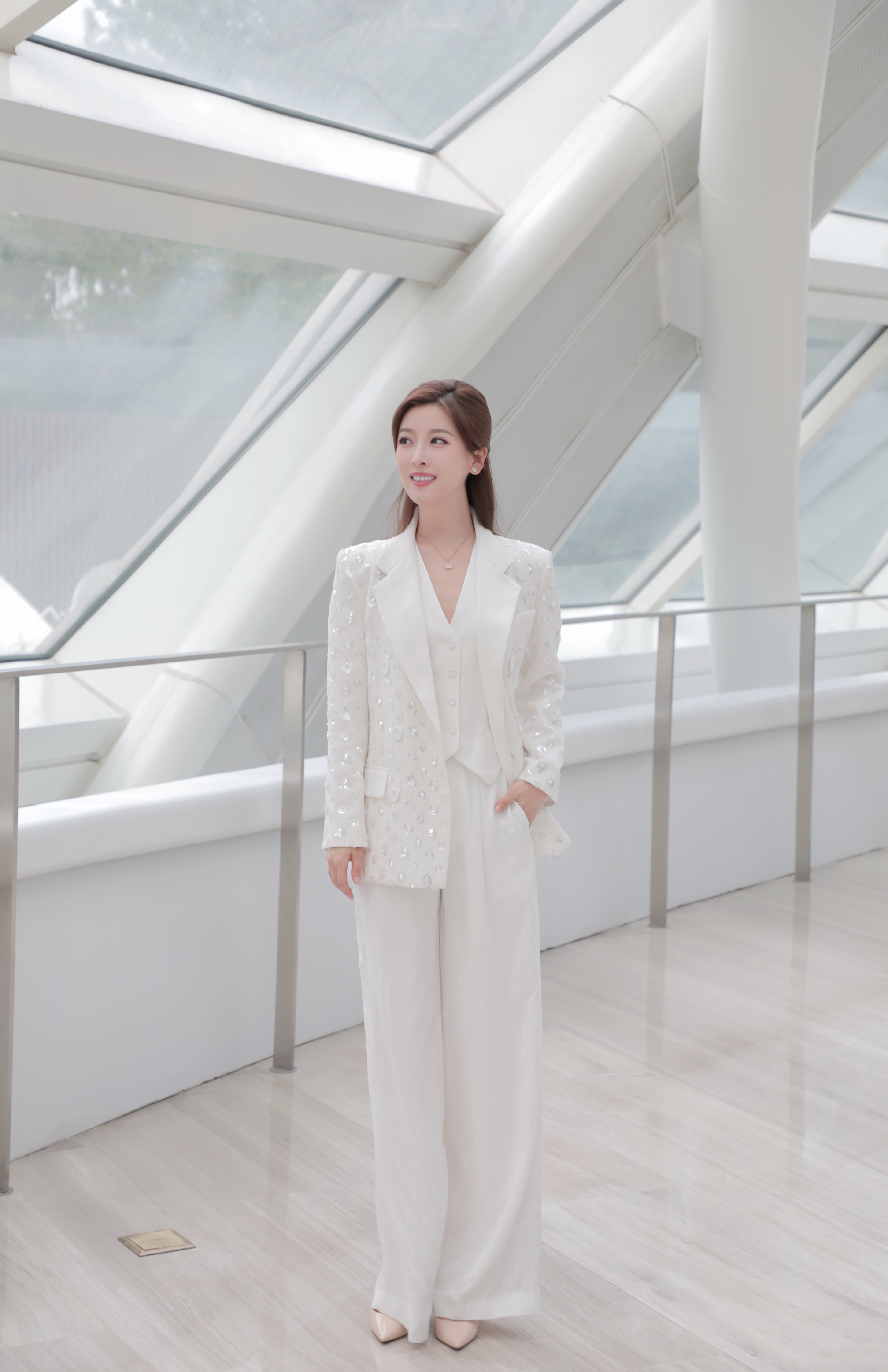 凤凰卫视主持人,朱梓橦的美腿美脚