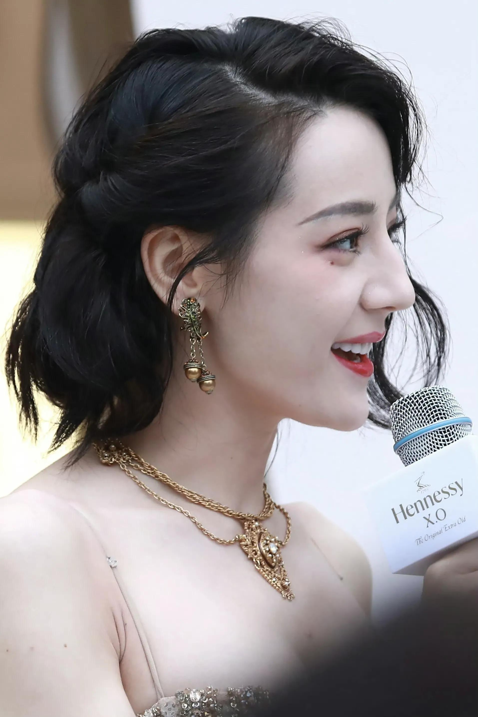 迪丽热巴，短发金色吊带裙，眼窝的美人痣真好看