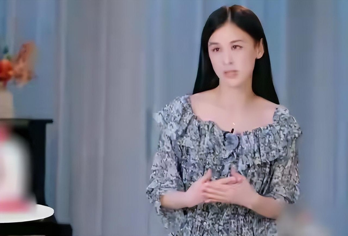 黄圣依离婚7个月后，扬子领小22岁女伴回豪宅！身份被扒早有预兆