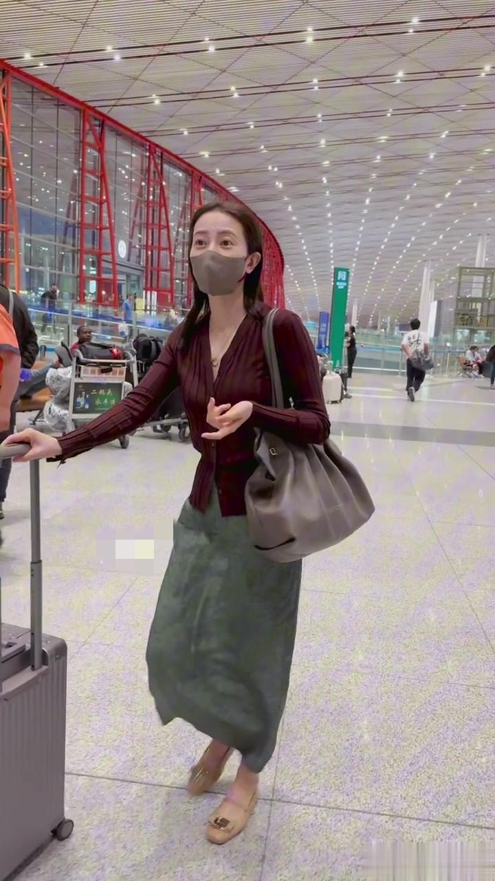 高圆圆今日机场路透照，穿咖色针织衫配绿色半裙 眼睛又大又亮好美