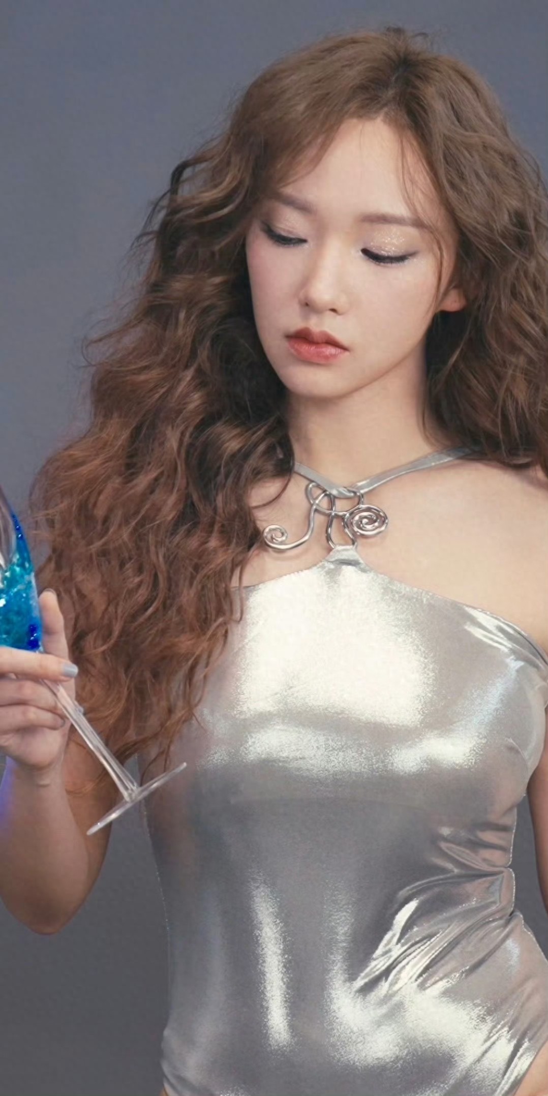 程潇：卷发银妆，高冷柔美