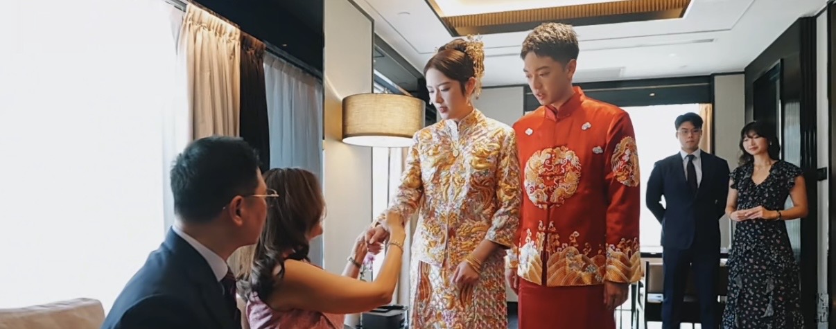 李嘉欣姐姐在上海参加继子婚礼，被敬茶笑不拢嘴，15岁儿子罕露脸