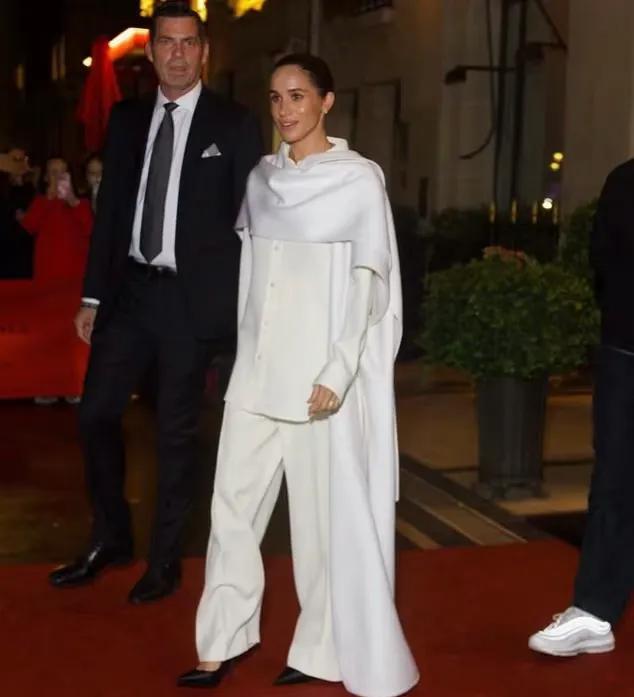 44岁梅根巴黎看秀！被媒体冷落显尴尬，穿搭效仿凯特王妃，很出圈