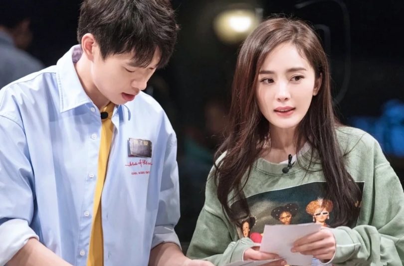 杨幂被曝深夜与顶流小生同回别墅视频流出！工作室回应单身遭质疑