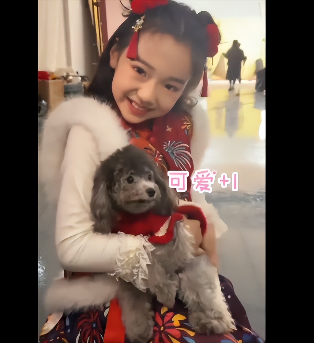 好闺蜜，董璇和佟丽娅带娃合影，小酒窝和朵朵有爱互动！