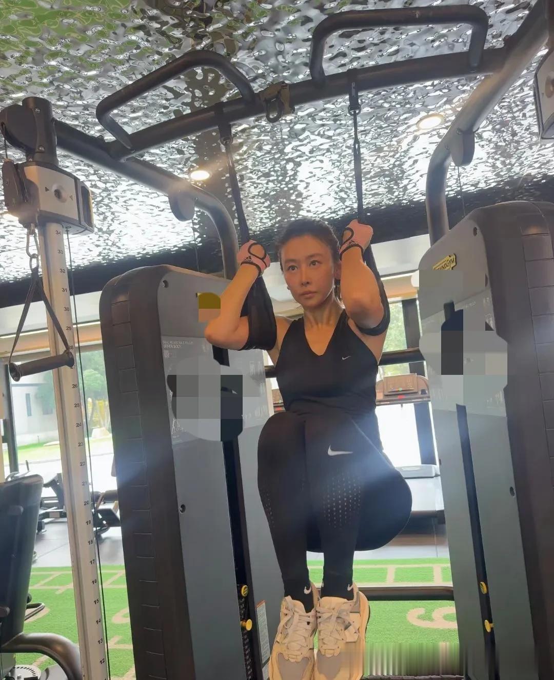 43岁毛俊杰穿着小背心，身材看起来真好，状态太年轻了