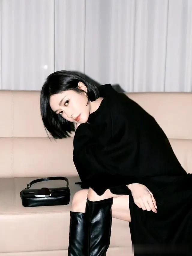 秦岚剪了波波头短发气质大变！抹胸裙+长筒靴，时髦高级又洋气