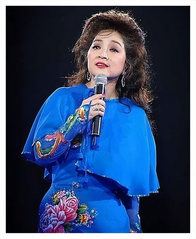 刘德华当众给她下跪，春晚为她让步，央视都宠的她晚年被骂上热搜