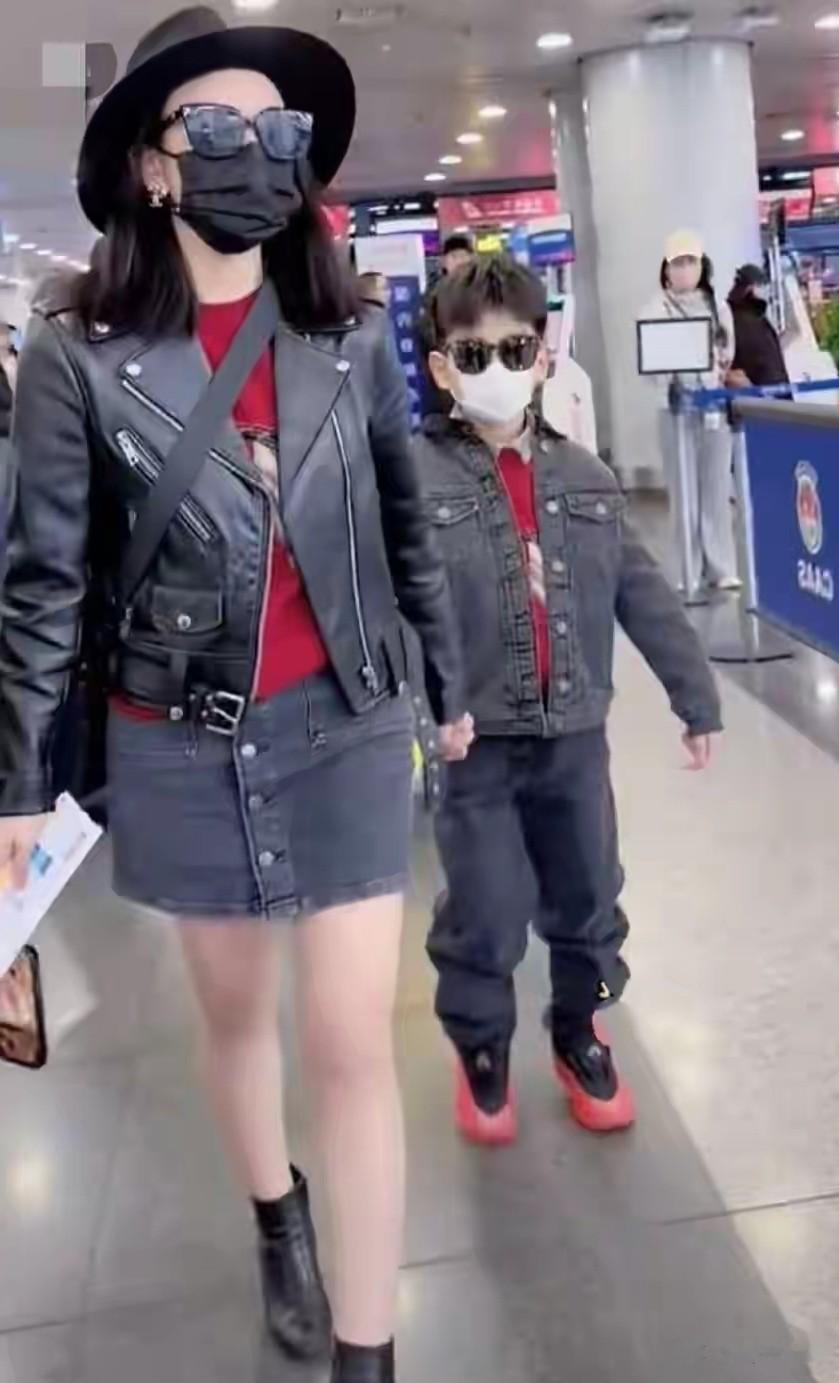 陈妍希带儿子去海南，穿四万夹克，又白又美！儿子活泼，陈晓翻版