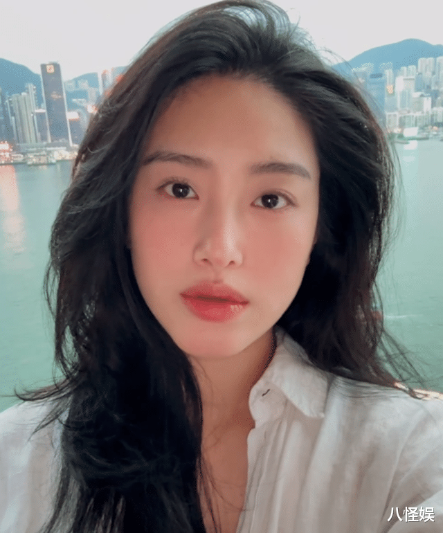 杨采钰晒照,大肚子不见了,脸部略有疲惫和浮肿,一看就是刚生完