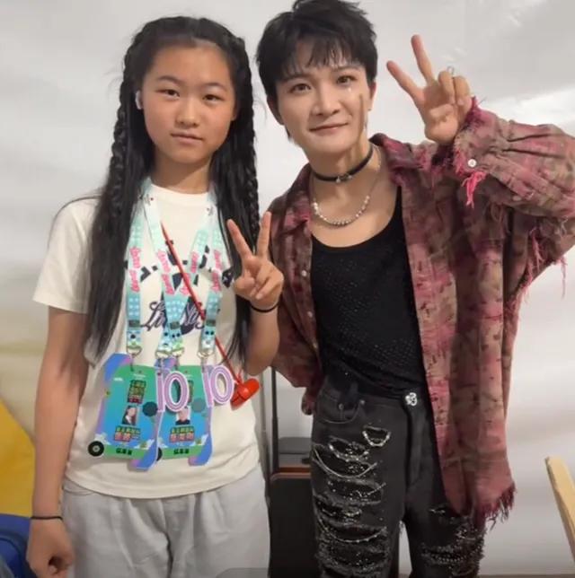 岳云鹏五一携13岁女儿工作