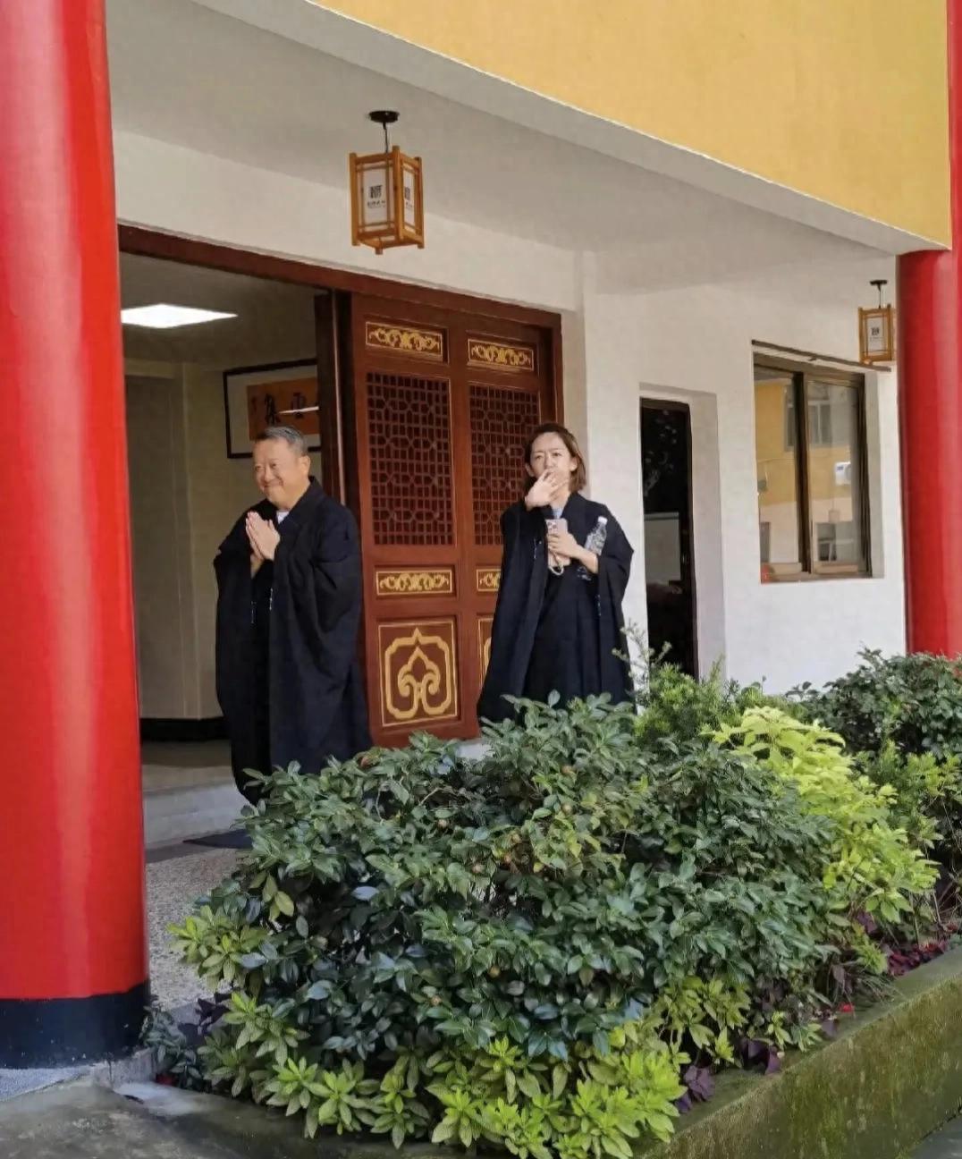 曾志伟到杭州寺庙修行,穿着僧服虔诚祷告,身后跟着一位黄发女子