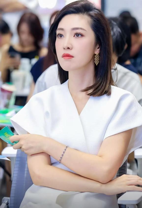 上海主持人何卿：曾是前国脚女友，低调嫁人后，9岁女儿为她争光