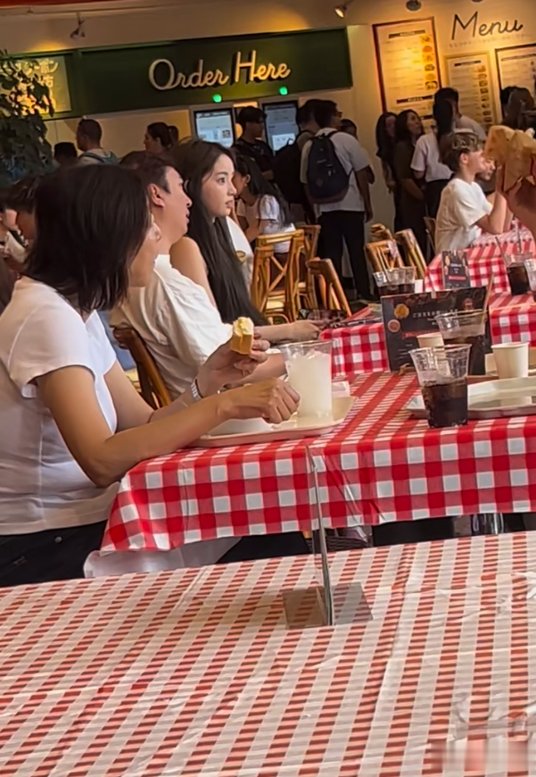 王思聪带懒懒在日本玩，逛精品店吃路边摊，网友：小女生就是好哄