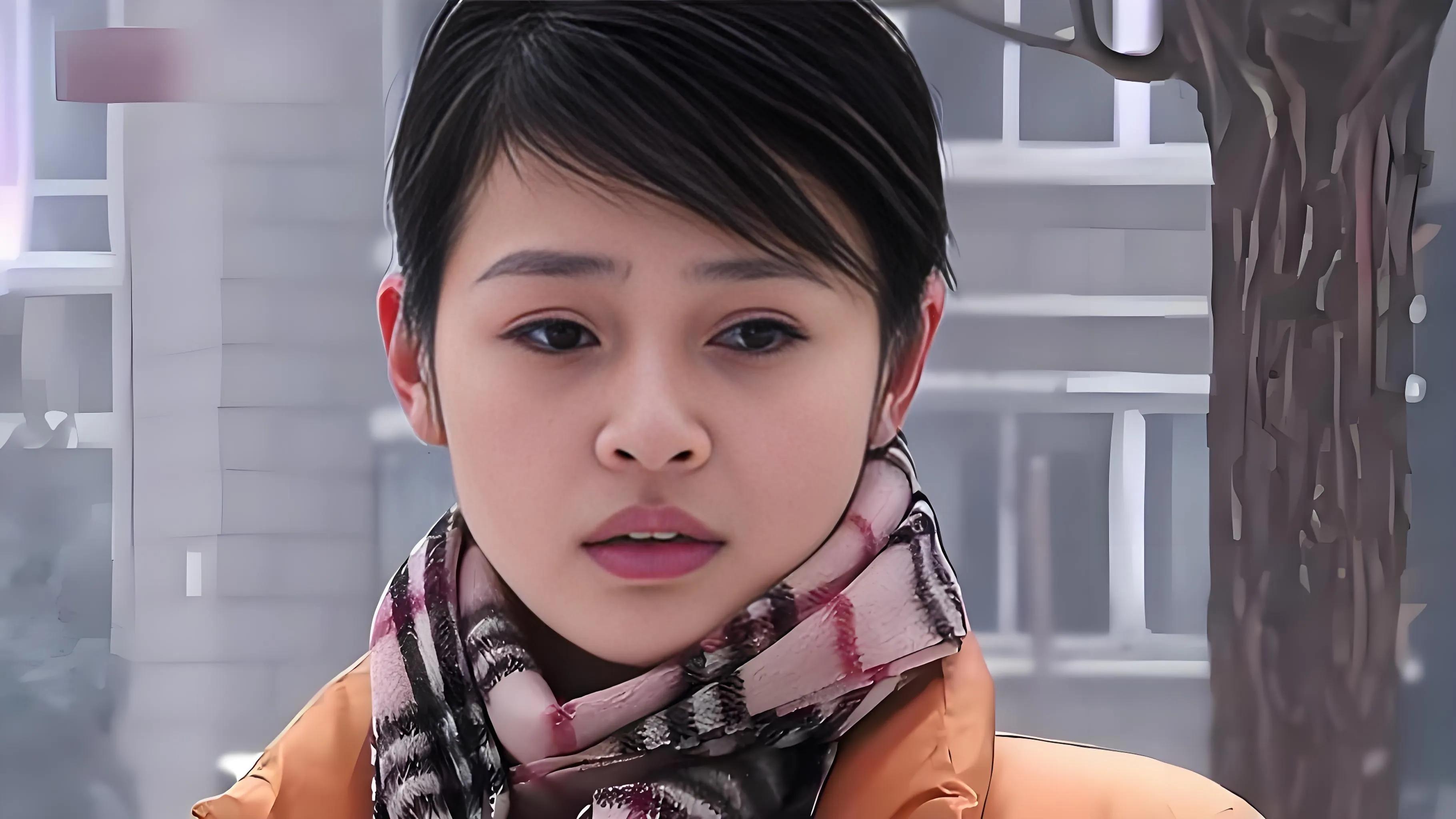 不敢相信!42岁于明加街头依旧火辣,两个女儿简直是“颜值遗传”