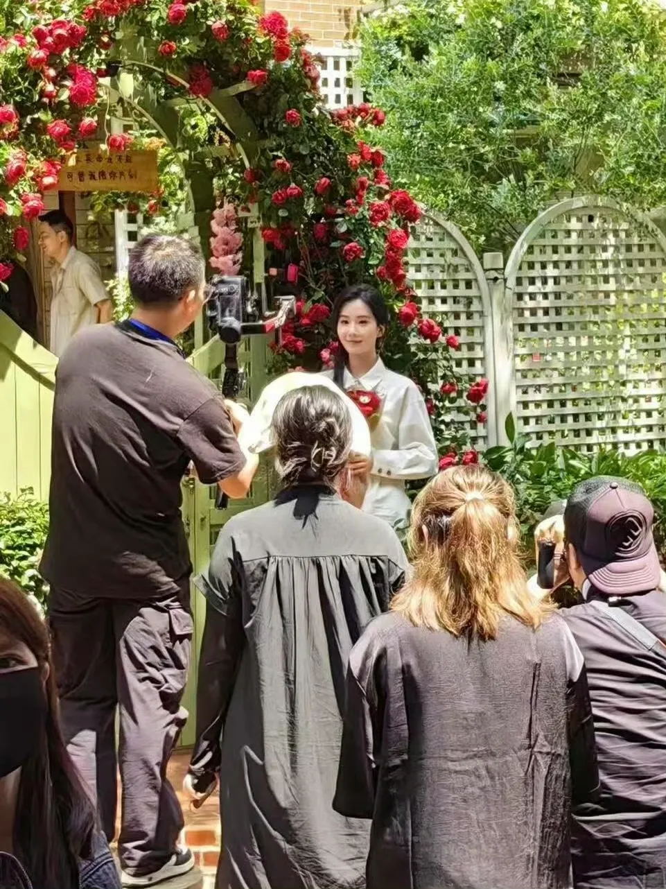 刘诗诗带火了一种减龄穿搭：新中式刺绣上衣+阔腿裤，减龄又高级