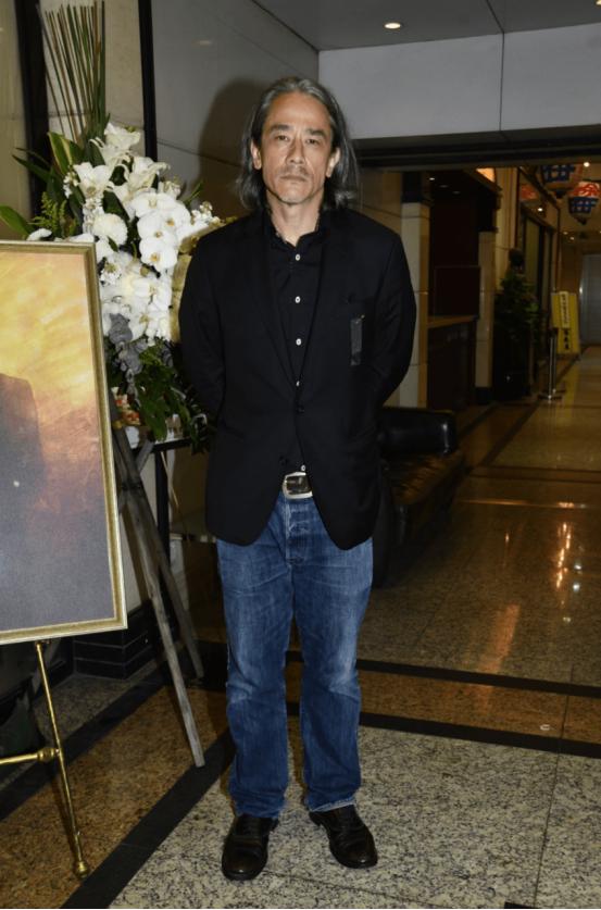 香港知名男星近照曝光,近年满头白发行为怪异,被女友嫌没车没房