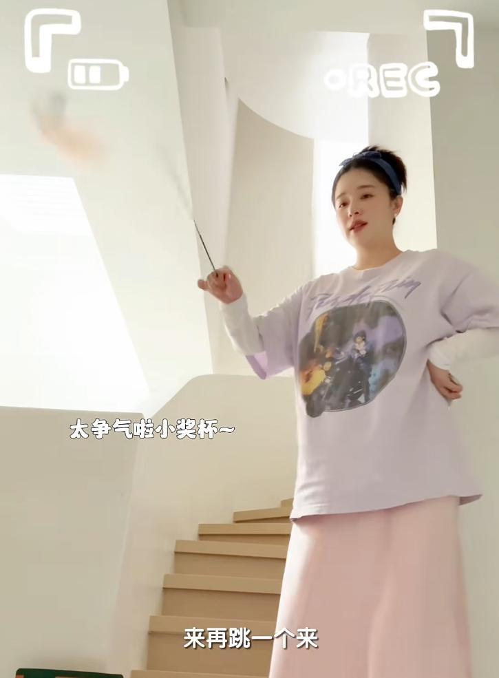 阚清子挺大肚晒上海豪宅，三层别墅装修很高级，养5只猫生活惬意