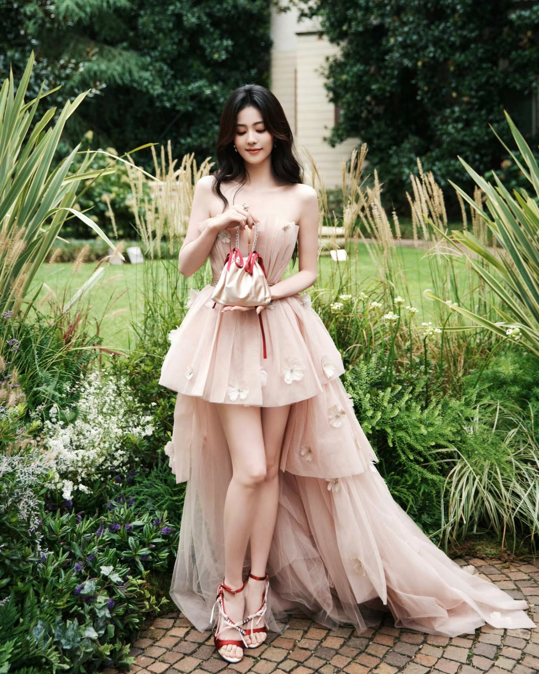 白鹿香缇卡活动穿“鱼鳞裙”：是美神降临还是造型翻车？