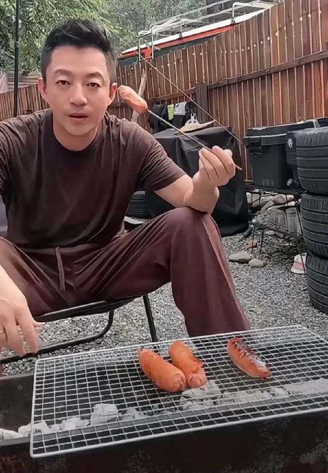 汪小菲小梅现身阿那亚吹着海风,喝着小酒吃烤串生活过得好惬意