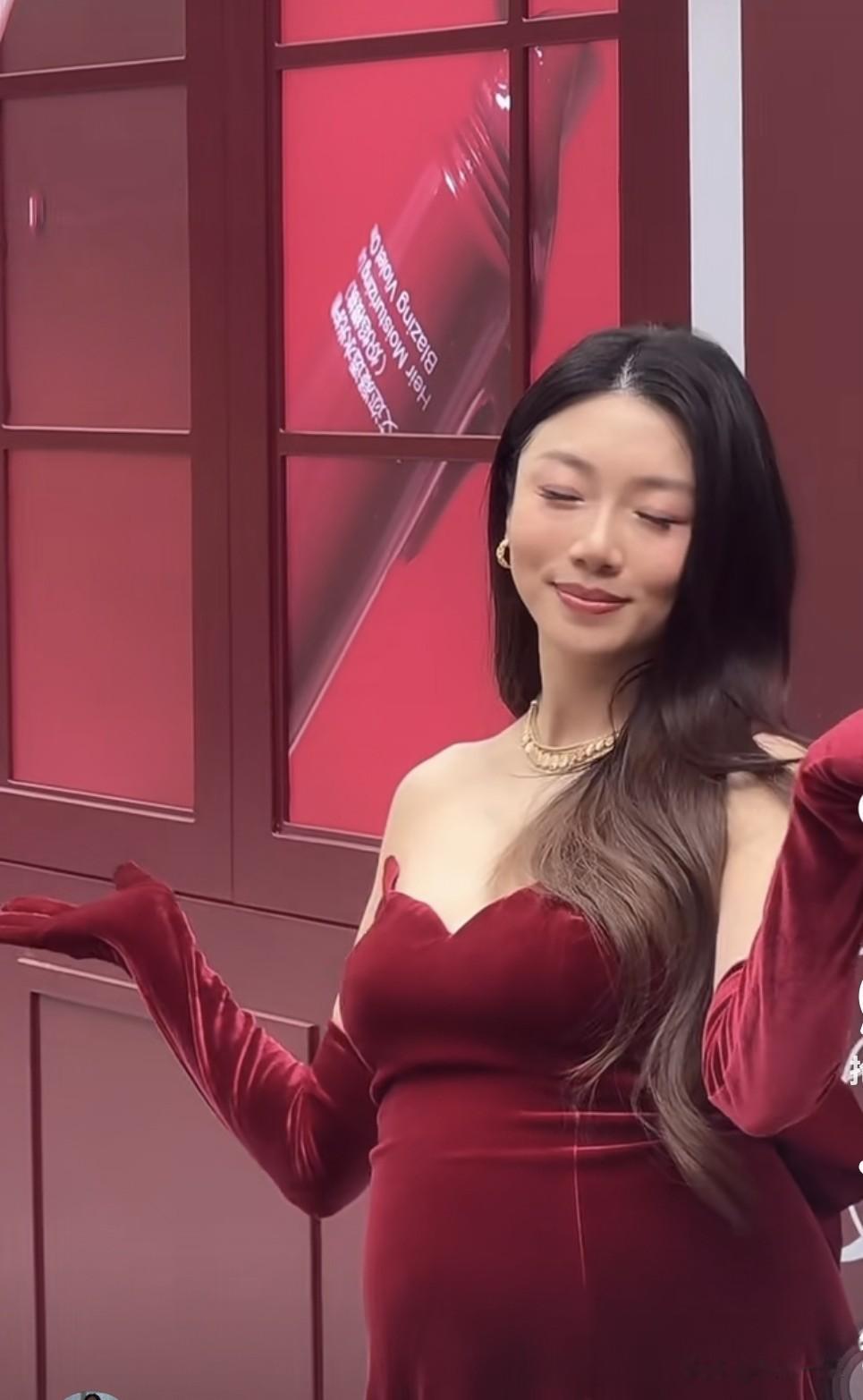 程晓玥现身，孕肚圆滚滚快撑爆裙子了，像儿子！面色红润气质满分