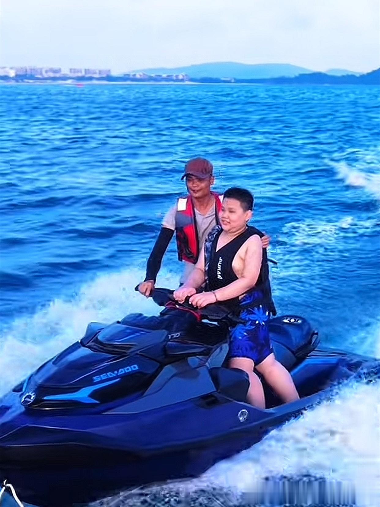 郭汾阳和社会朋友合影，气场全开，小时候可爱，长大后初现霸总范