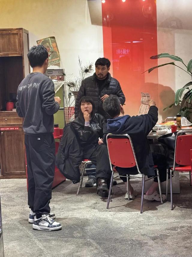 63岁吴镇宇现身柳州,穿着拖鞋,深夜去吃火锅,点了两轮菜才吃饱