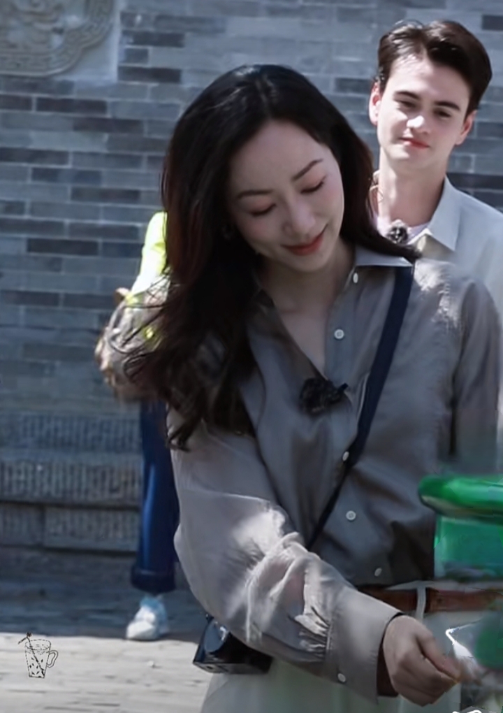 网友偶遇韩雪在古风景点游玩，穿浅灰衬衫配米白阔腿裤，知性优雅