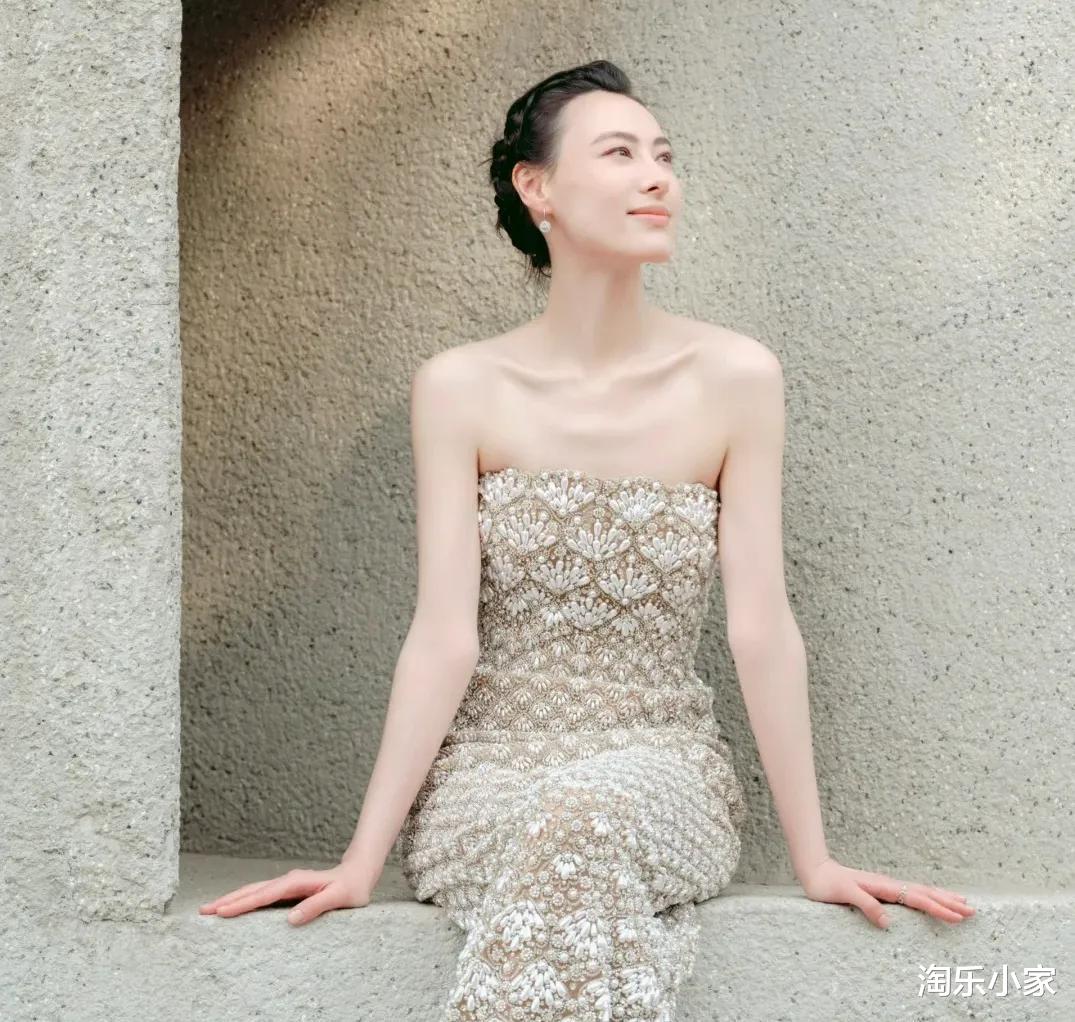 3万颗人造珠压不垮的锁骨:36岁梁洛施穿珍珠礼服出席艺术之夜