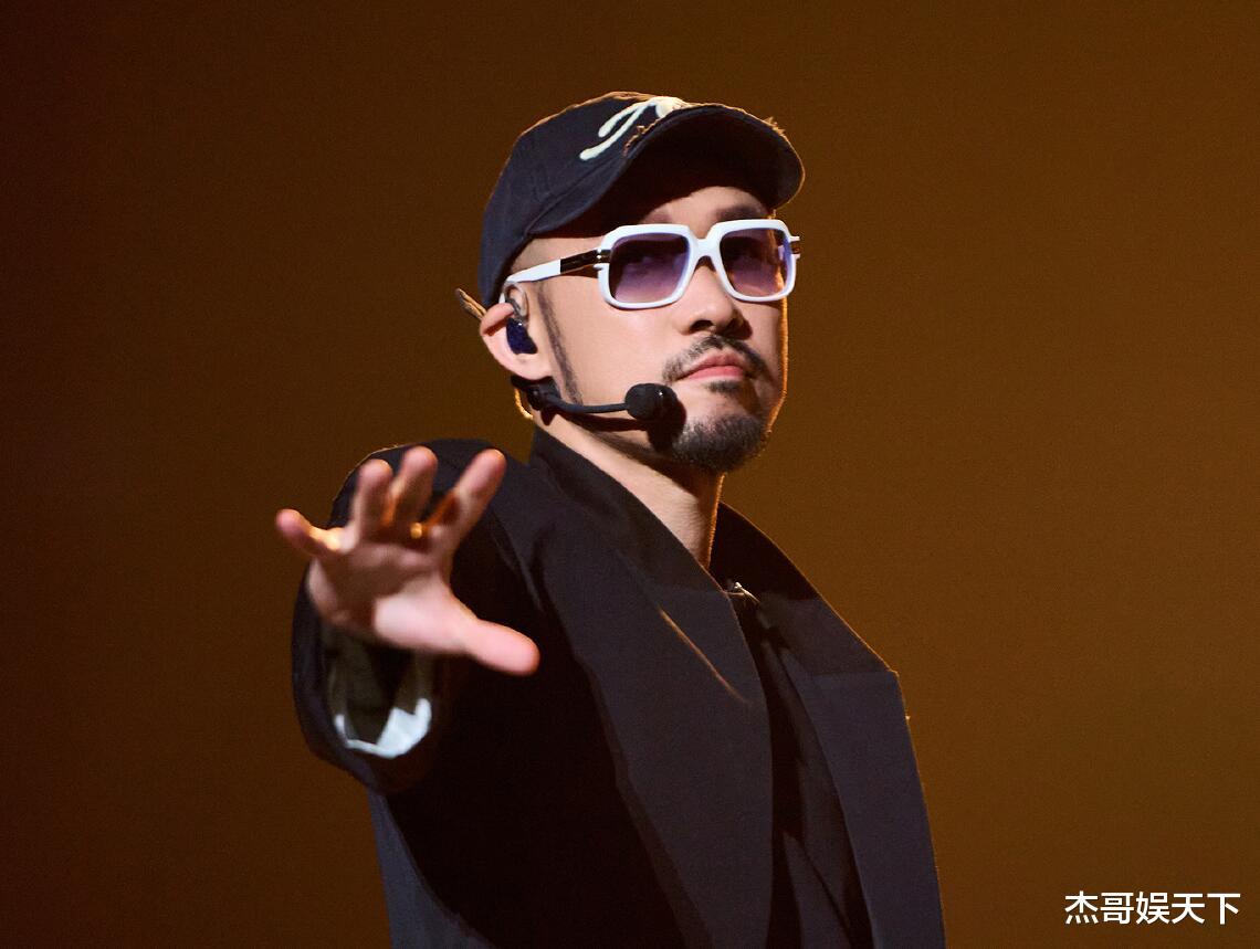 热狗的“人设崩塌”，让我看清了《披哥》节目组的手段