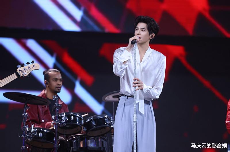 东方卫视跨年盛典再次惊艳，剧跨年火爆出圈，热度六大晚会第一